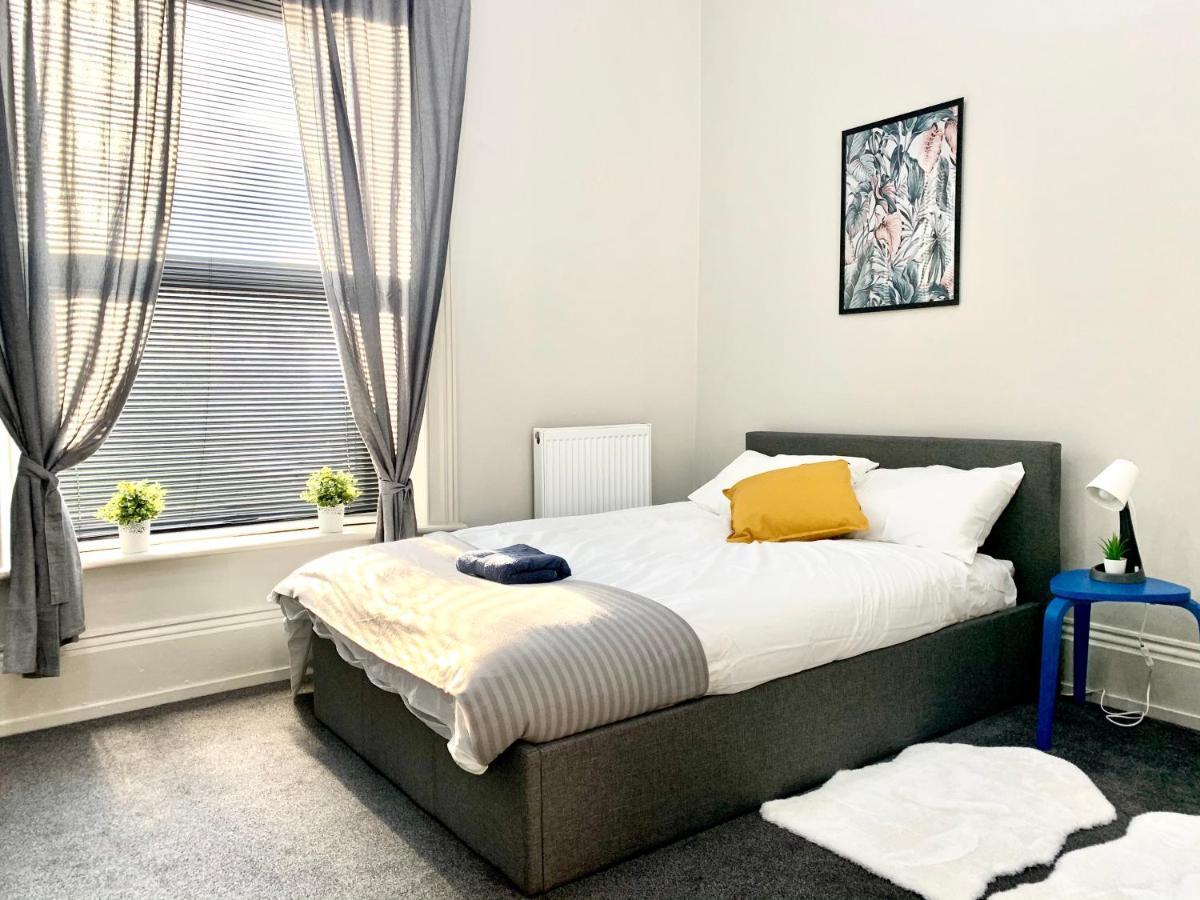 Free, Large Car Park Apartment Wakefield Exterior foto